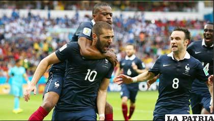 Los franceses festejan la goleada a Honduras con Benzema como figura del partido