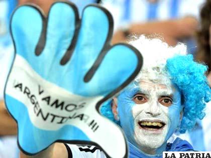 Los hinchas argentinos salieron contentos con el triunfo