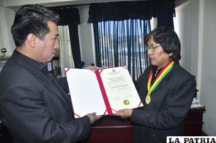 Diputado Franz Choque entregó medalla y diploma al mérito a Práxides Hidalgo 