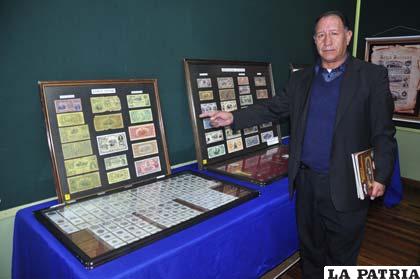 Javier Bravo muestra colección de monedas, billetes y condecoraciones