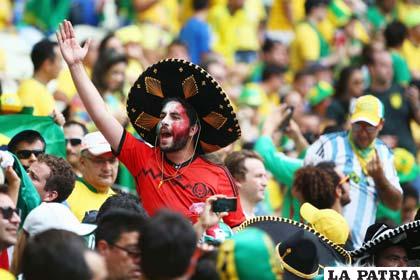 Un hincha celebra victorioso el empate de México