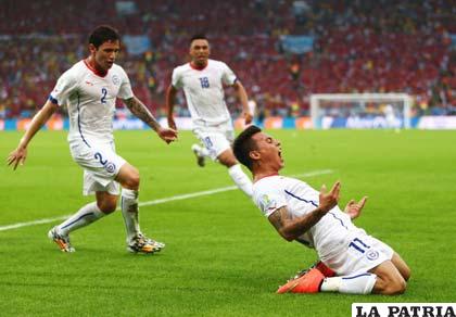 El festejo de Vargas que anotó el primero para Chile