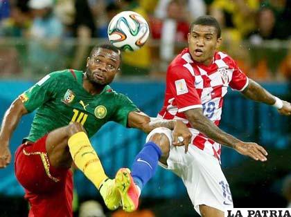 Assou-Ekoto, de Camerún, disputa el balón con Sammir, de Croacia