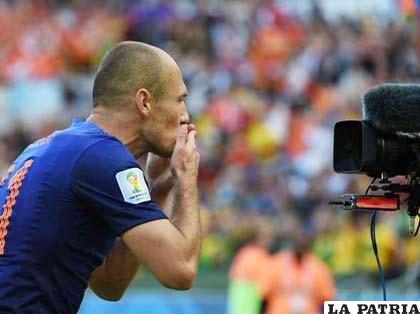 Robben anotó el primero de Holanda, festeja ante la cámara