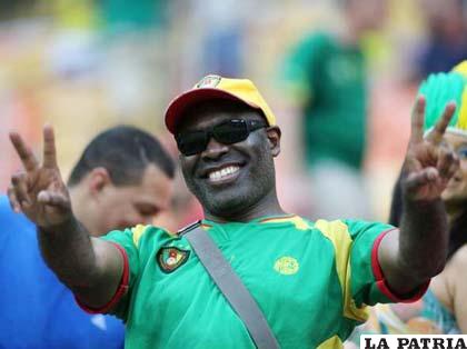 Un hincha de la selección de Camerún, muestra su alegría, al final salió triste por la derrota de su equipo