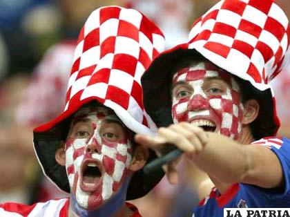 Dos hinchas de Croacia muy contentos por el triunfo de su equipo