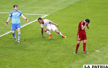 Casillas y Alba nada pudieron hacer para evitar el gol de Vargas