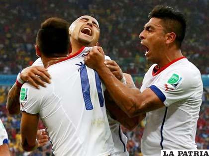 Sampaoli, entrenador de Chile, festeja con Vargas, autor del primer gol