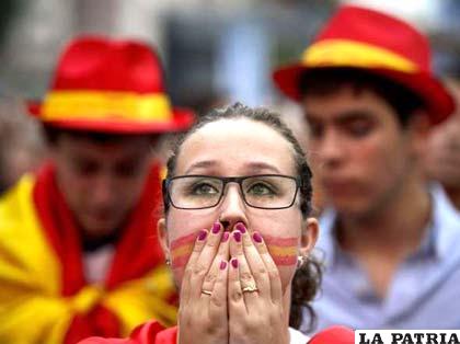 La tristeza de los españoles, se refleja en el rostro de esta mujer