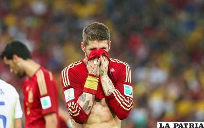 Sergio Ramos, desconsolado por la derrota de su selección