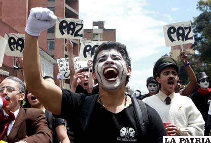 Un grupo de jóvenes participa en la Marcha por la Paz en Bogotá