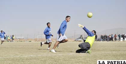 Loaiza y Fierro durante el entrenamiento de San José, Rivas intenta parar la pelota