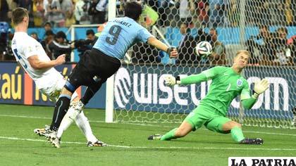 Doblete de Suárez ante Hart (arquero) en el Uruguay-Inglaterra