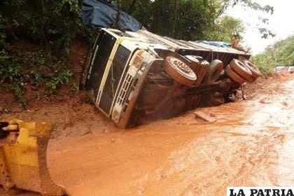En carretera Yucumo Quiquibey más de 350 vehículos se encuentran varados debido su mal estado