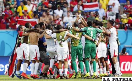 Celebración de la selección de Costa Rica tras el triunfo por 1 a 0 sobre Italia
