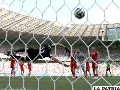 El portero de Irán Alireza Haghighi nada pudo hacer para evitar el gol