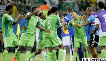 Nigerianos festejan el triunfo sobre Bosnia (1-0) porque les abre la posibilidad de clasificar