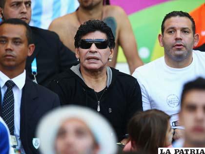 Diego Armando Maradona estuvo en las tribunas alentando a su selección