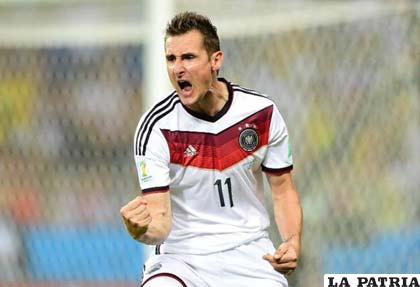 Miroslav Klose, celebra el gol del empate (Alemania 2-Ghana 2)
