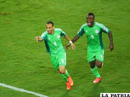 Peter Odemwingie de Nigeria, festeja su gol ante Bosnia (1-0)