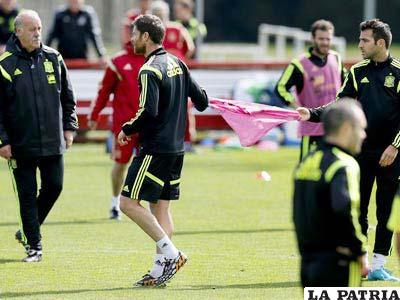 Molesto Cesc da el ponchillo de titular a Xabi Alonso ante la mirada de Del Bosque
