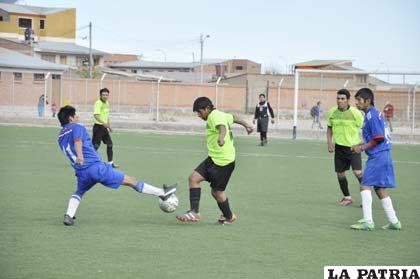 Una acción del partido que se jugó ayer en el Complejo Fabril