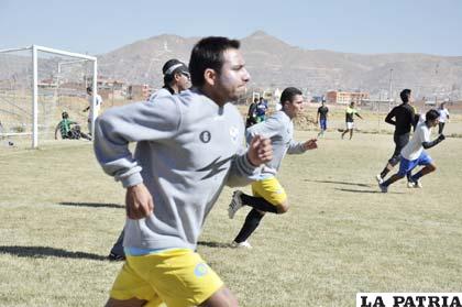 Mario Ovando se sumó a los entrenamientos del equipo “santo”