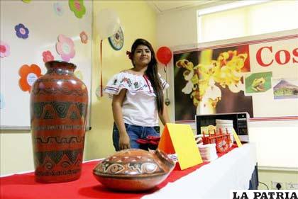 Mujer costarricense junto al mostrador de su país en el Día del Español en la India