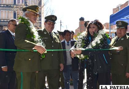 El general Arroyo junto a la alcaldesa Pimentel inauguraron los ambientes de la Felcv (ARCHIVO)