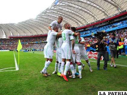 El festejo de los argelinos por la victoria ante los coreanos