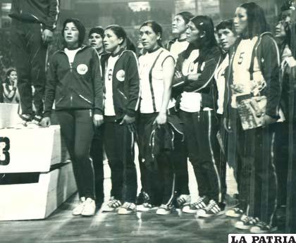 La selección boliviana subiendo al podio para recibir la medalla de oro en 1971 (Saavedra con la casaca No. 5)