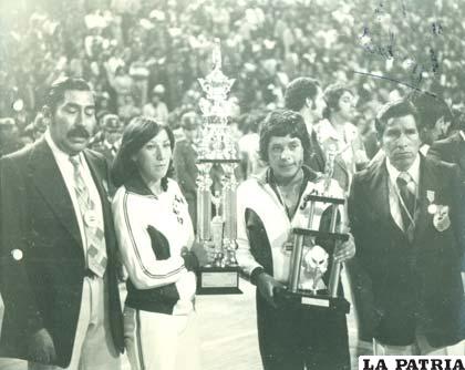 Betty Saavedra con el trofeo de campeón en el sudamericano de 1977 en La Paz