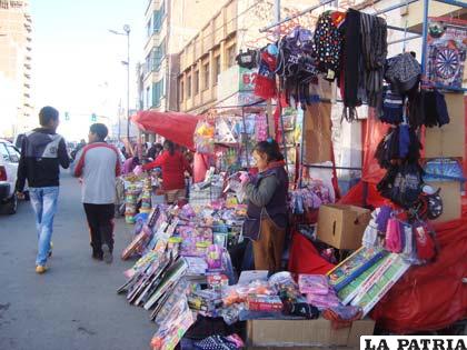 Venta de ropa y juguetes en la avenida 6 de Agosto