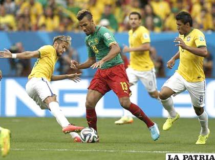 Neymar intenta hacerse de la pelota, fue autor de dos goles