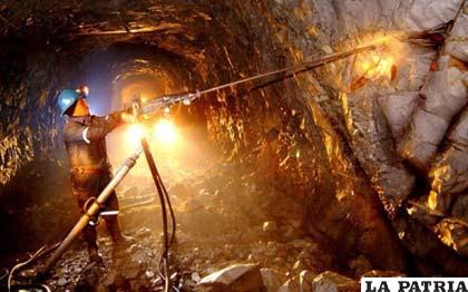 Minero trabaja en el interior mina