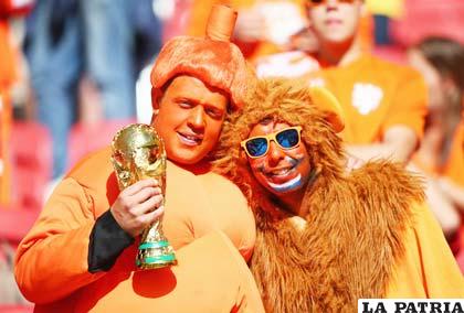 El león, disfraz de uno de estos dos aficionados, es uno de los símbolos de Países Bajos