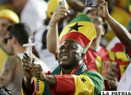 Este seguidor de Ghana pidió ayuda divina para su selección
