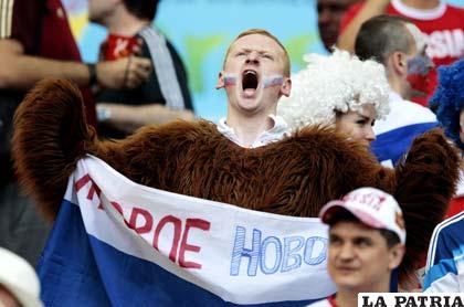 El calor y la humedad no han sido impedimento para este seguidor ruso que lleva encima el oso de estepa 