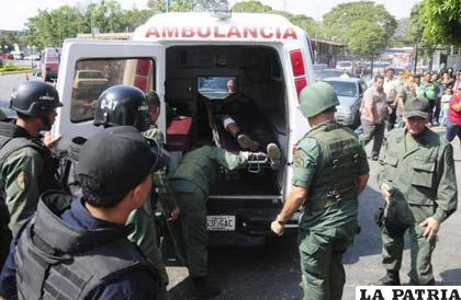 Heridos son trasladados en ambulancias