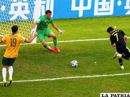 David Villa anota el primero de España con una jugada de lujo