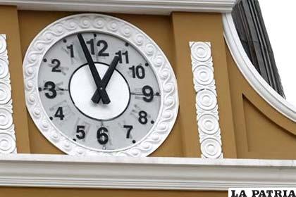 El reloj modificado que se encuentra en la Asamblea