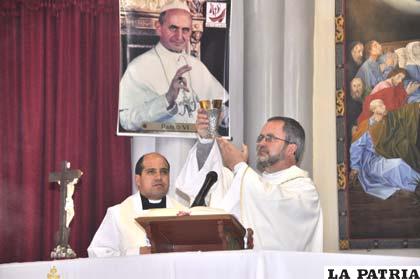 Obispo sostiene el cáliz que robaron