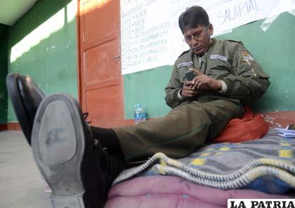 El Sargento segundo de la Policía Boliviana, Pedro Ticona, en instalaciones de Anssclapol, está en huelga de hambre
