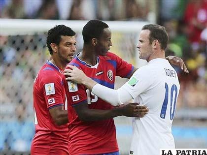 Los jugadores Díaz y Rooney se dan el abrazo al final del partido que terminó empatado a cero (Costa Rica - Inglaterra)