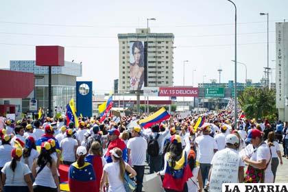 Un grupo de personas participa en una manifestación contra el presidente Nicolás Maduro en Caracas (Venezuela)