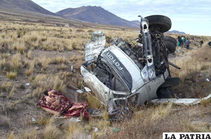 Una escena triste refleja al conductor fallecido junto a su motorizado siniestrado