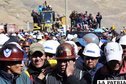 Mineros en la promulgación del Decreto Supremo 2044