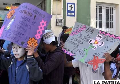 Estudiantes con pancartas de rechazo a la violencia