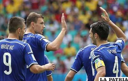 Festejo de los jugadores de Bosnia por el triunfo ante Irán