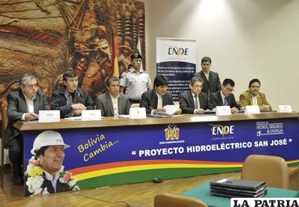 Presidente Evo Morales en la firma de contrato entre ENDE y la empresa China Shinohydro